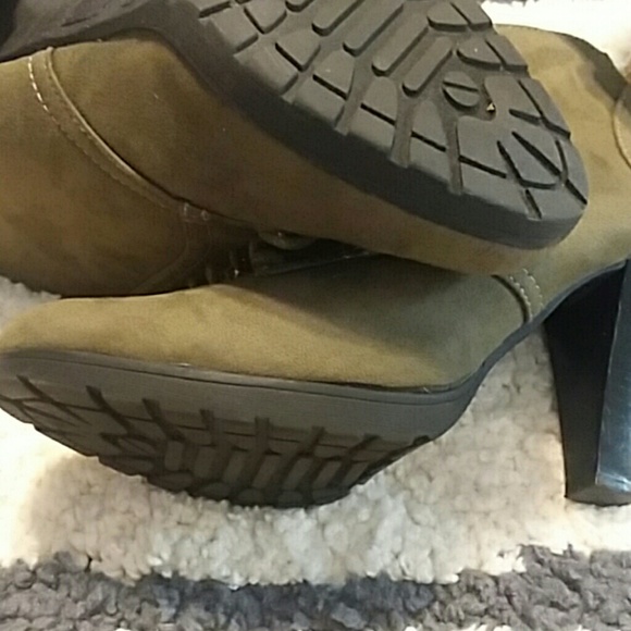 Rialto size 6M Olive Green Suede Booties - Picture 3 of 8